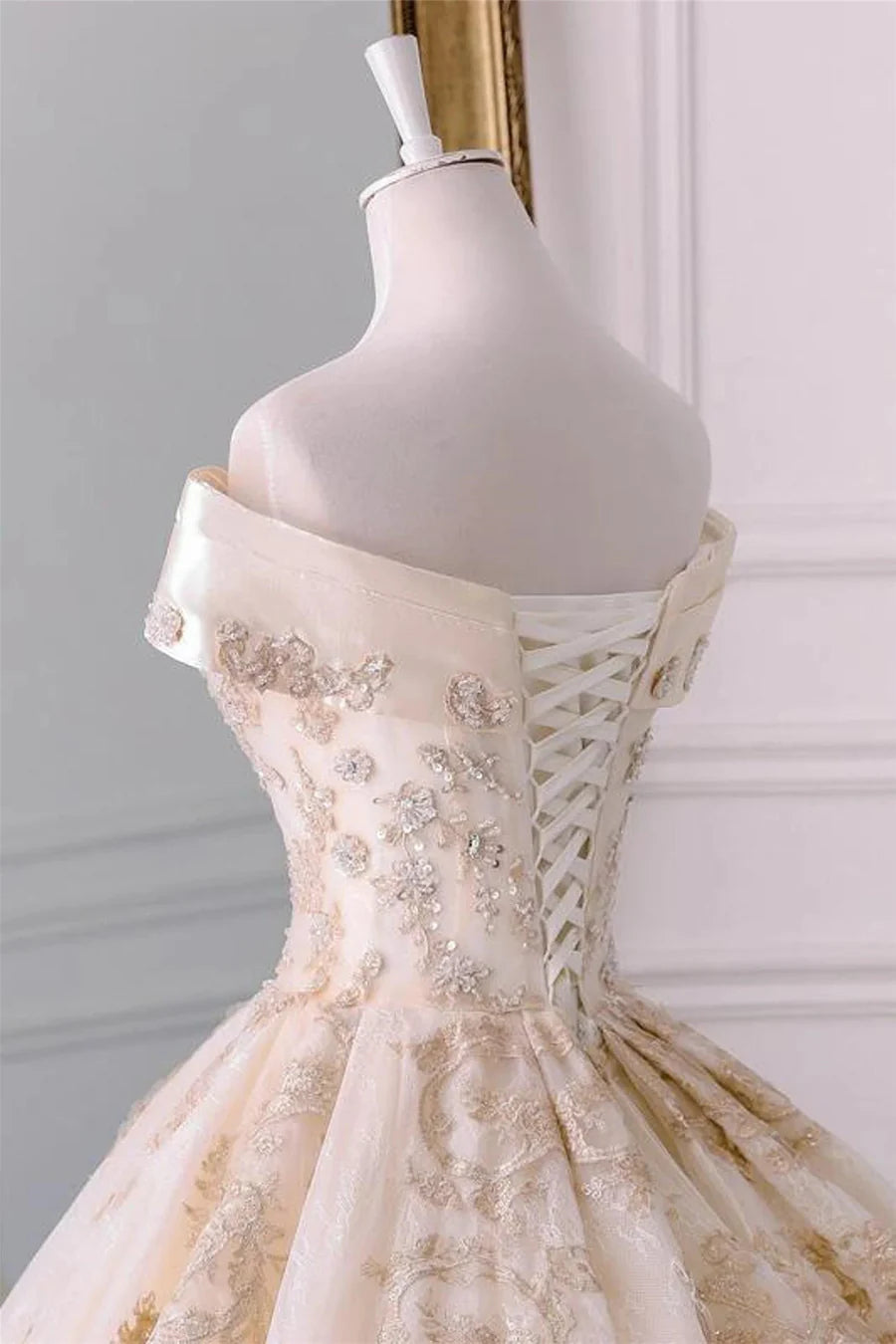Robe de mariée brodée à épaules dénudées